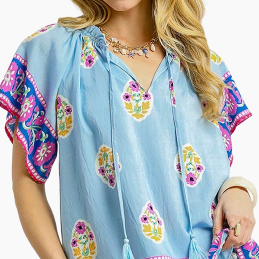 Umgee Light Blue and Pink Floral short sleeved Top. Beautiful!